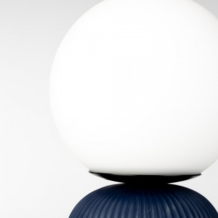 Lampe de salon design bleu en céramique et globe blanc - Dash S 