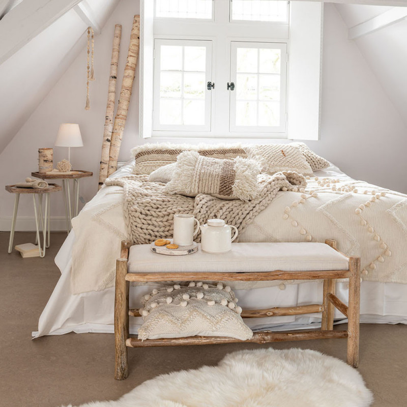 Banc bout de lit en bois naturel et coussin blanc sur CDC ...
