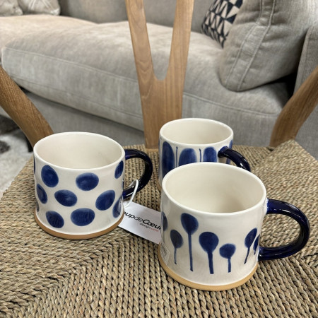 3 grands mugs en grès à motifs bleus faits mains - Lina