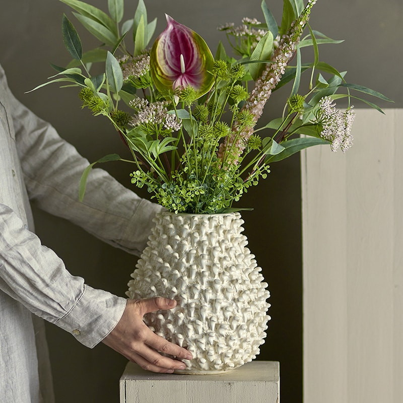 Vase en grès blanc crème relief style feuille d'acanthe - Spikey 