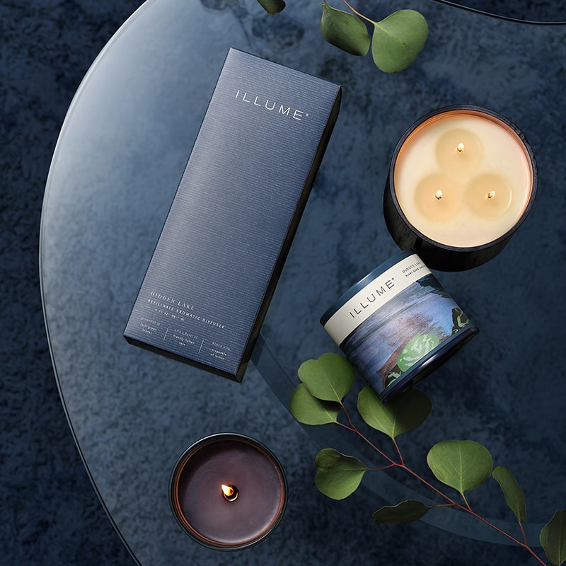 Bougie parfumée feuilles vertes, pluie fraîche et éclats de citron en boîte métal 85g Illume - Hidden Lake 