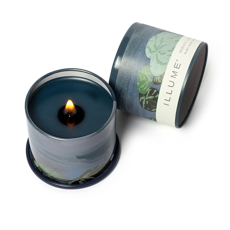 Bougie parfumée feuilles vertes, pluie fraîche et éclats de citron en boîte métal 85g Illume - Hidden Lake 