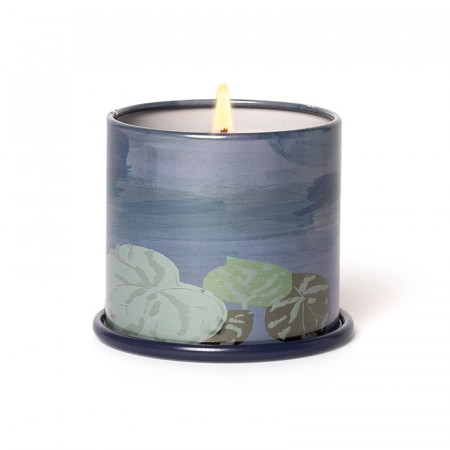 Bougie parfumée feuilles vertes, pluie fraîche et éclats de citron en boîte métal 85g Illume - Hidden Lake 