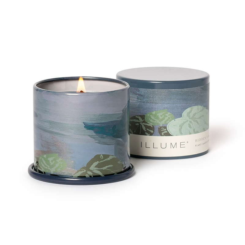 Bougie parfumée feuilles vertes, pluie fraîche et éclats de citron en boîte métal 85g Illume - Hidden Lake 