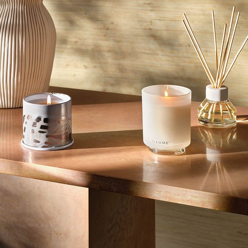 Bougie parfumée fleurs de citronnier, brume océanique et sable ambré boîte métal 85g Illume - Driftwood 