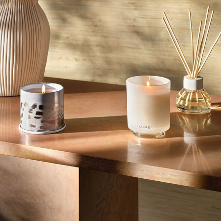 Bougie parfumée fleurs de citronnier, brume océanique et sable ambré boîte métal 85g Illume - Driftwood 