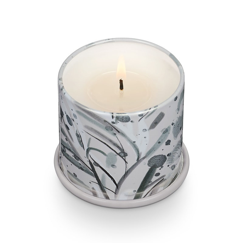 Bougie parfumée cardamome fraîche, feuilles persistantes et éclats d'agrumes boîte métal 85g Illume - Winter White 
