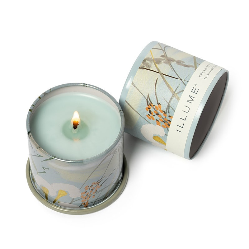 Bougie parfumée jasmin et embruns marins salés boîte métal 85g Illume - Fresh Sea Salt 