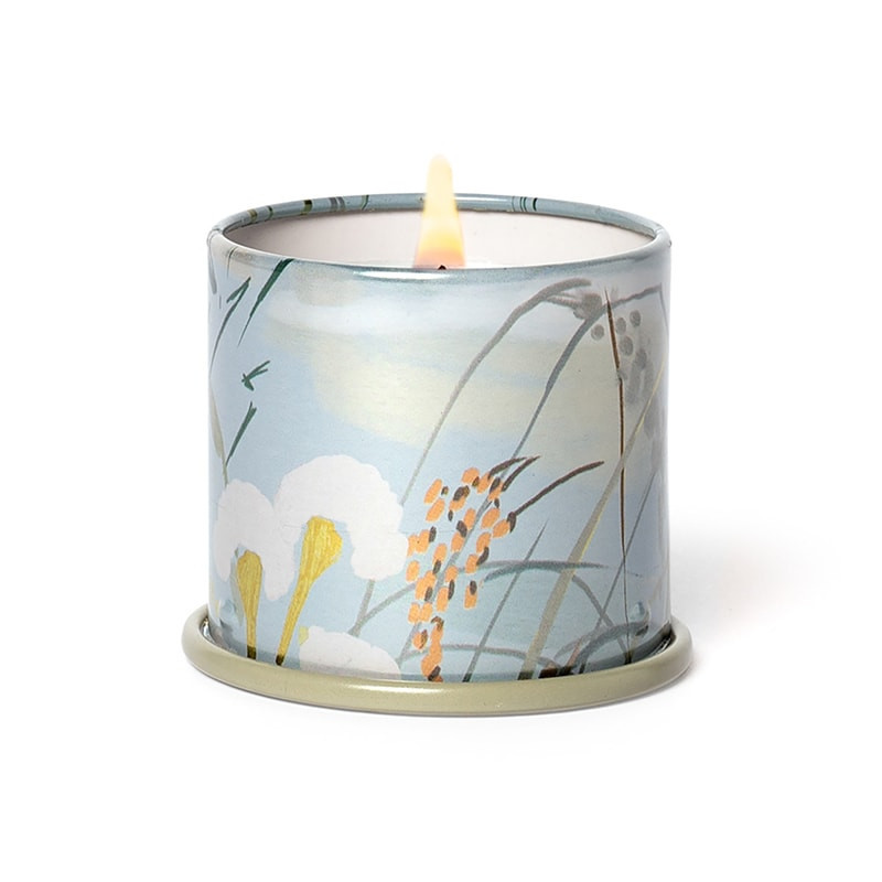 Bougie parfumée jasmin et embruns marins salés boîte métal 85g Illume - Fresh Sea Salt 