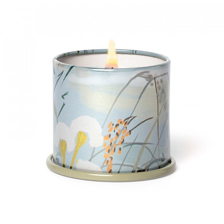 Bougie parfumée jasmin et embruns marins salés boîte métal 85g Illume - Fresh Sea Salt 