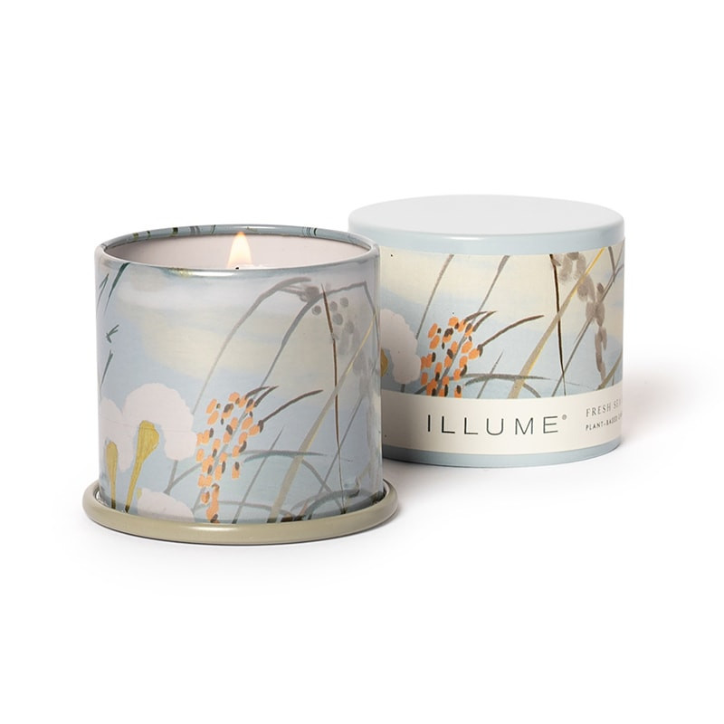 Bougie parfumée jasmin et embruns marins salés boîte métal 85g Illume - Fresh Sea Salt 