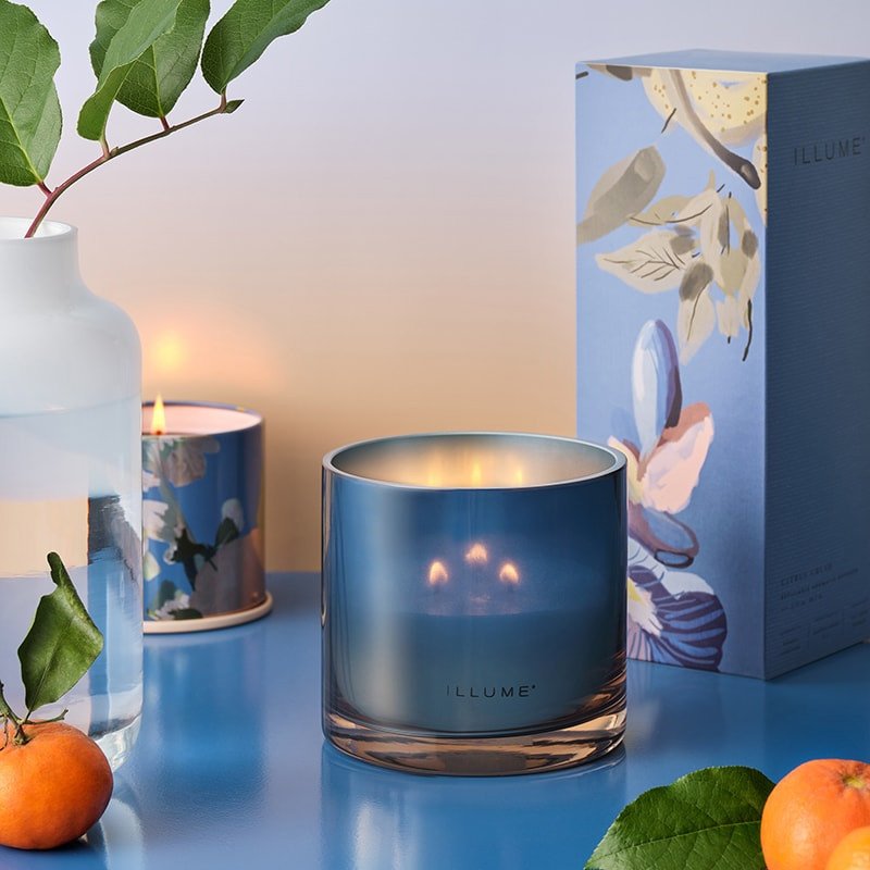 Bougie parfumée bois de santal, fruits d'été et mandarine boîte métal 85g Illume - Citrus Crush 