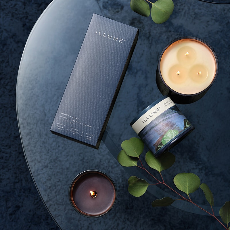 Bougie parfumée feuilles vertes, pluie fraîche et éclats de citron en verre 335g Illume - Hidden Lake 