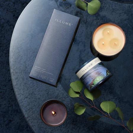 Bougie parfumée feuilles vertes, pluie fraîche et éclats de citron en verre avec couvercle 590g Illume - Hidden Lake 