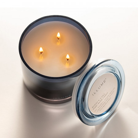 Bougie parfumée feuilles vertes, pluie fraîche et éclats de citron en verre avec couvercle 590g Illume - Hidden Lake 