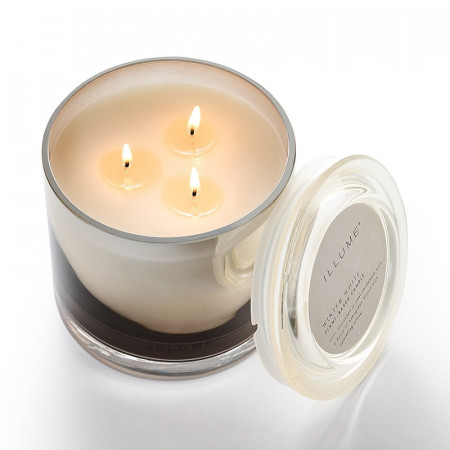 Bougie parfumée cardamome, feuilles persistantes et éclats d'agrumes en verre avec couvercle 590g Illume - Winter White 