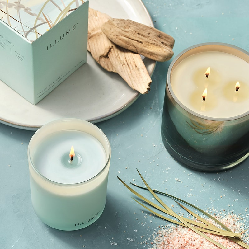 Bougie parfumée jasmin et embruns marins salés en verre avec couvercle 590g Illume - Fresh Sea Salt 