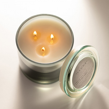 Bougie parfumée jasmin et embruns marins salés en verre avec couvercle 590g Illume - Fresh Sea Salt 