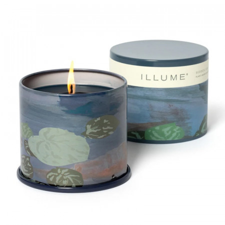 Bougie parfumée feuilles vertes, pluie fraîche et éclats de citron boîte métal 335g Illume - Hidden Lake 