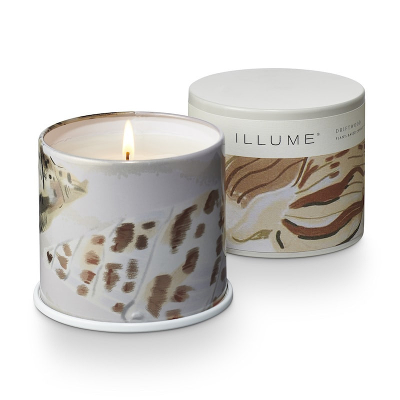 Bougie parfumée fleurs de citronnier, brume océanique et sable ambré boîte métal 335g Illume - Driftwood 