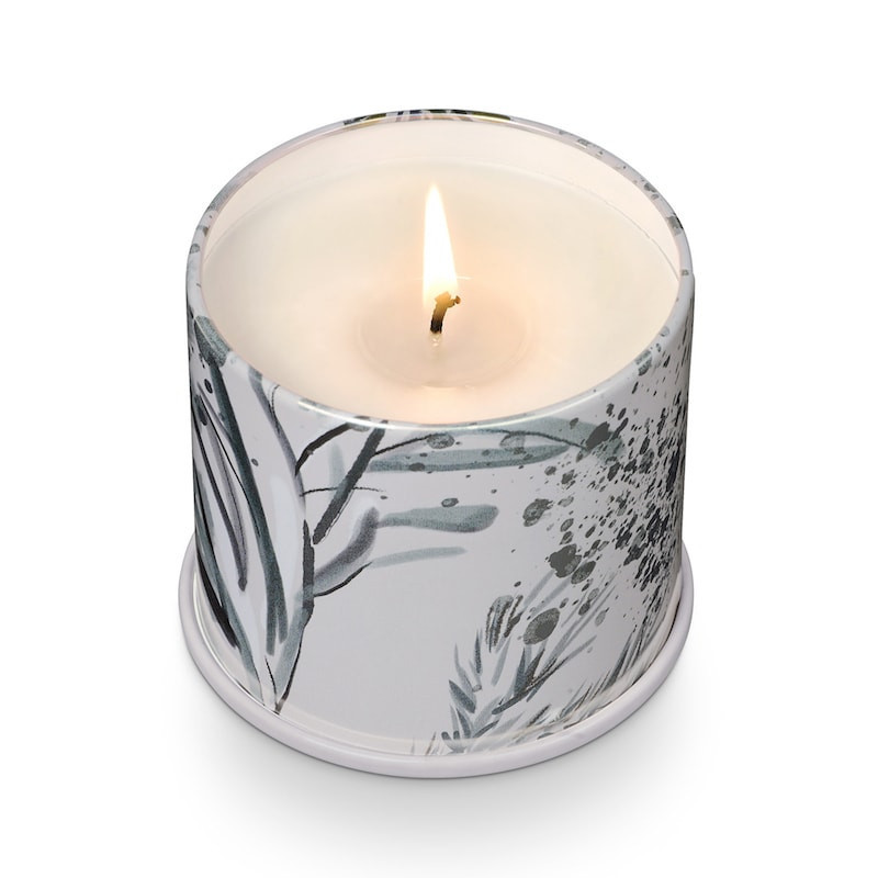 Bougie parfumée cardamome fraîche, feuilles persistantes et éclats d'agrumes boîte métal 335g Illume - Winter White 