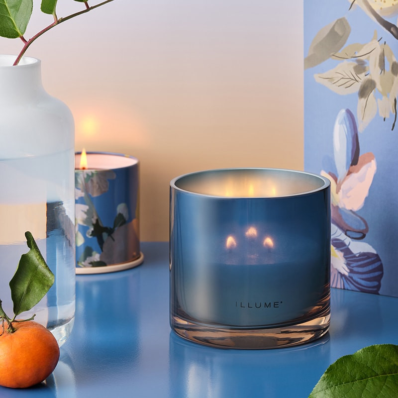 Bougie parfumée bois de santal, fruits d'été et mandarine boîte métal 335g Illume - Citrus Crush 