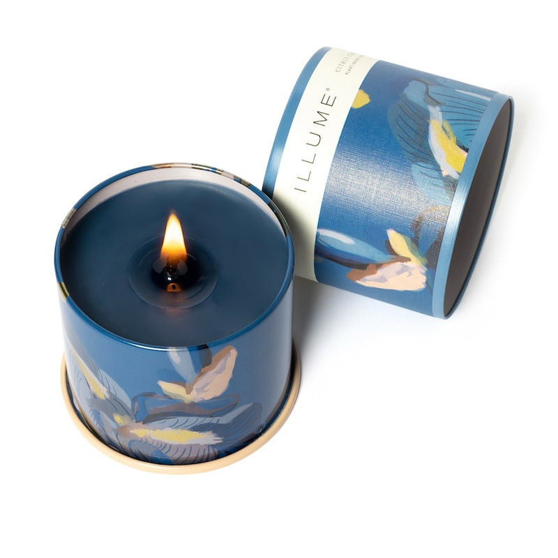 Bougie parfumée bois de santal, fruits d'été et mandarine boîte métal 335g Illume - Citrus Crush 