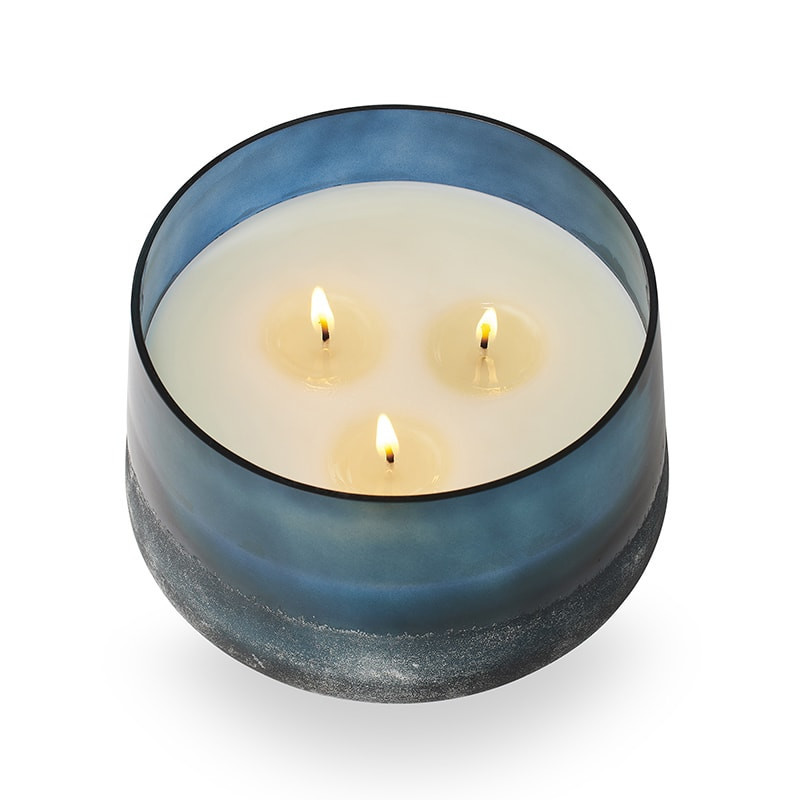 Bougie 3 mèches en verre parfumée feuilles vertes, pluie fraîche et éclats de citron 890g Illume - Hidden Lake 