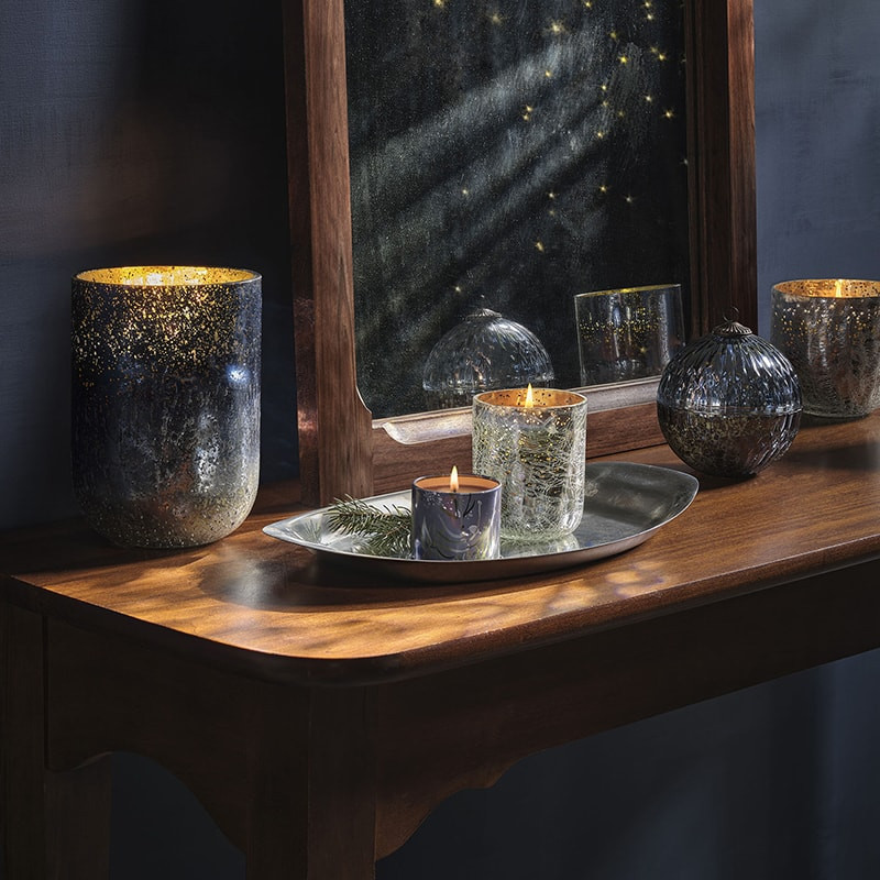 Bougie parfumée ébène, cassis et agrumes sucrés en verre craquelé avec boîte cadeau 235g Illume - North Sky 