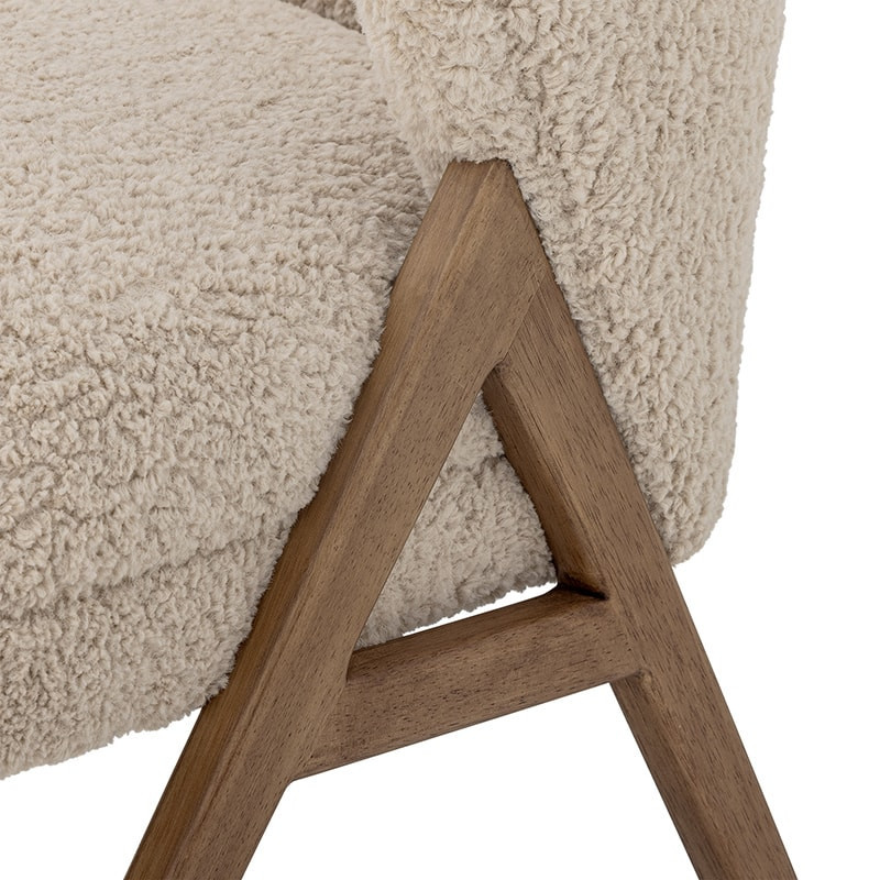 Fauteuil en tissu bouclé et pieds en bois style scandinave Bloomingville - Camino 