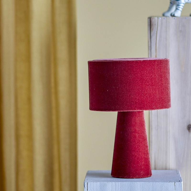 Lampe de table en velours rouge style élégant Bloomingville - Emmie 