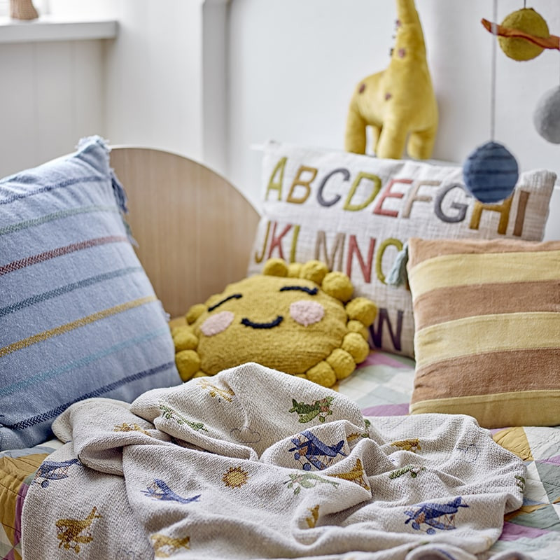 Plaid en coton recyclé avec motifs avions et pompons bleus enfant - Plane 