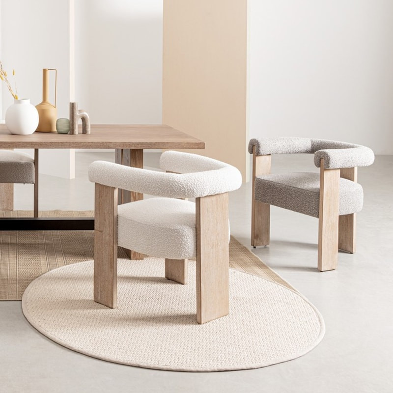 Chaise avec accoudoirs en bois naturel et tissu bouclette blanc - Agavin 