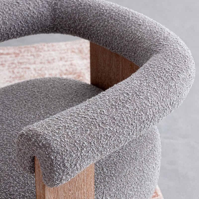 Chaise avec accoudoirs en bois naturel et tissu bouclette gris - Agavin 