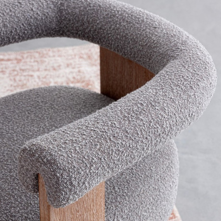 Chaise avec accoudoirs en bois naturel et tissu bouclette gris - Agavin 