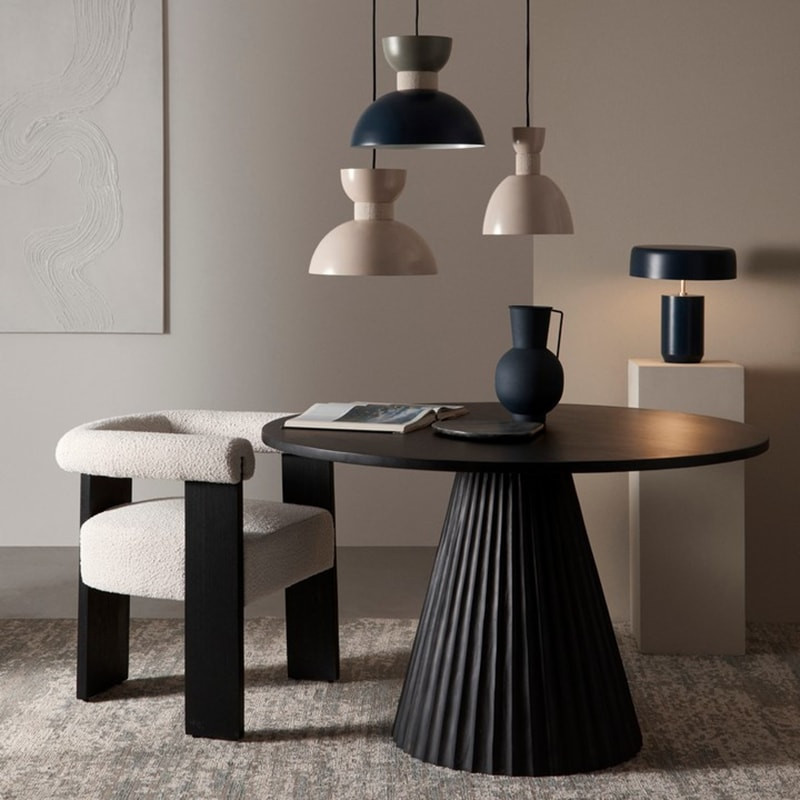 Chaise avec accoudoirs en bois noir et tissu bouclette blanc - Agavin 