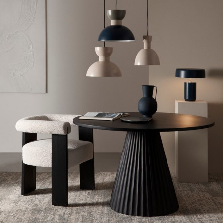 Chaise avec accoudoirs en bois noir et tissu bouclette blanc - Agavin 