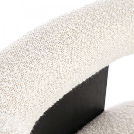 Chaise avec accoudoirs en bois noir et tissu bouclette blanc - Agavin 