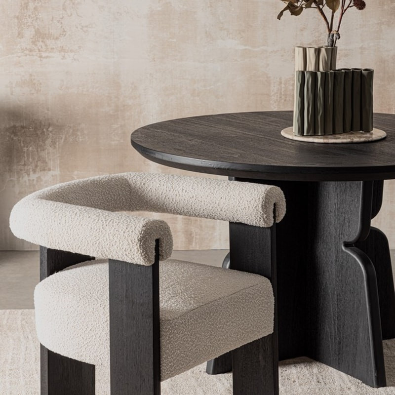 Chaise avec accoudoirs en bois noir et tissu bouclette blanc - Agavin 