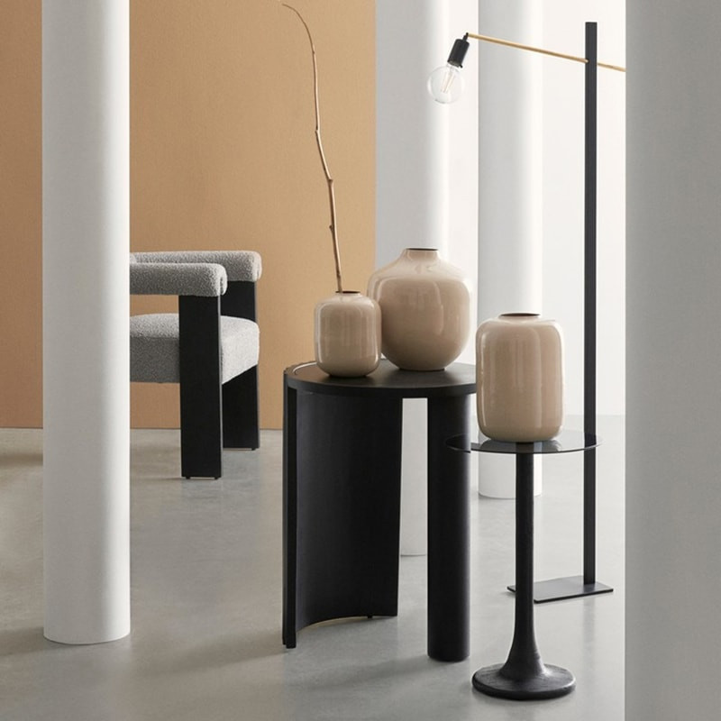 Chaise avec accoudoirs en bois noir et tissu bouclette gris - Agavin 