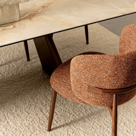 Chaise design en tissu bouclé terre cuite et piétement effet bois - Amalys 