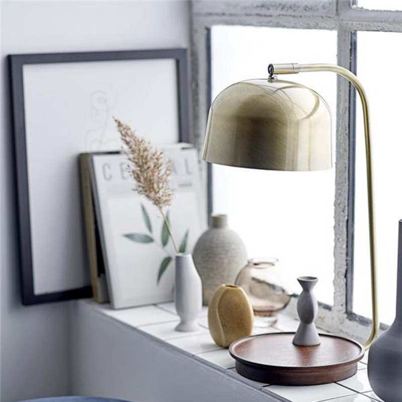 Lampe design vintage en bois et métal doré