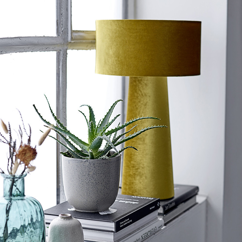 Lampe design en velours jaune Bloomingville
