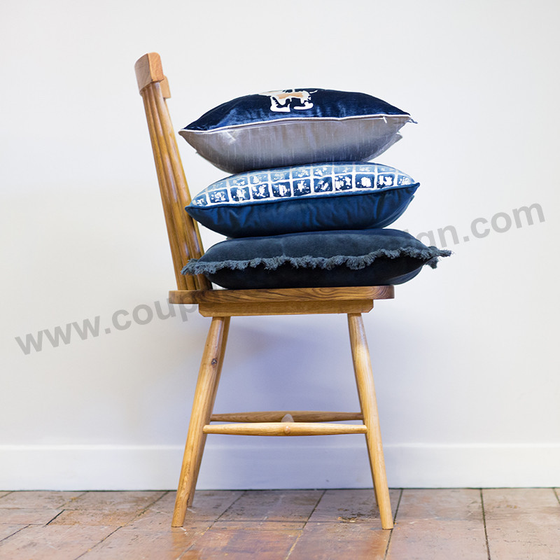 Coussin Velours Bleu Bordure Aspect Arrachee Sur Cdc Design