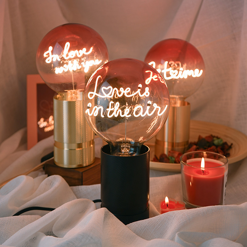 Ampoule design avec message Love is in the air sur CDC Design