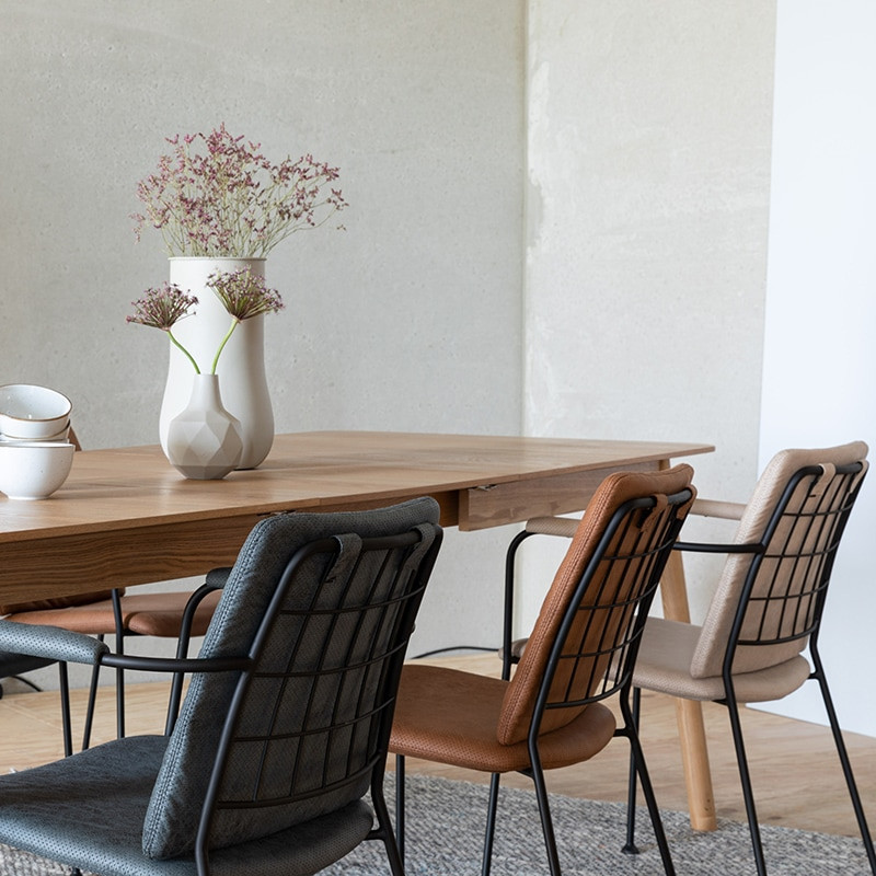 Chaise de salle à manger en éco-cuir beige et pieds en métal bois