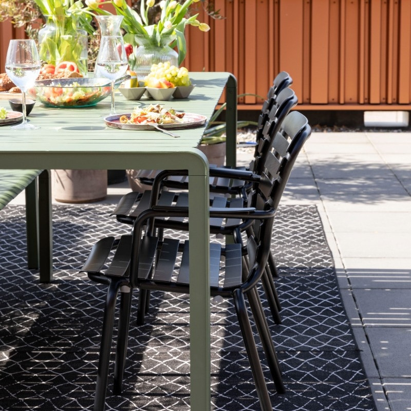 Chaise de jardin métal noir avec accoudoirs Vondel Zuiver