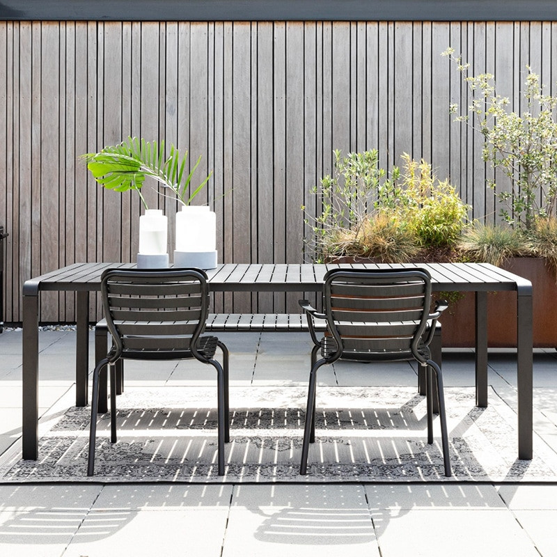 Chaise de jardin en métal noir avec accoudoirs Vondel Zuiver