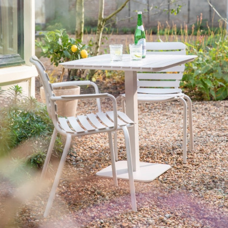 Chaise jardin blanche avec accoudoirs design Vondel Zuiver