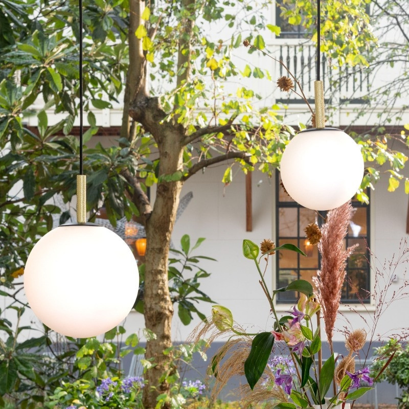 Suspension luminaire design globe blanc Orion Zuiver